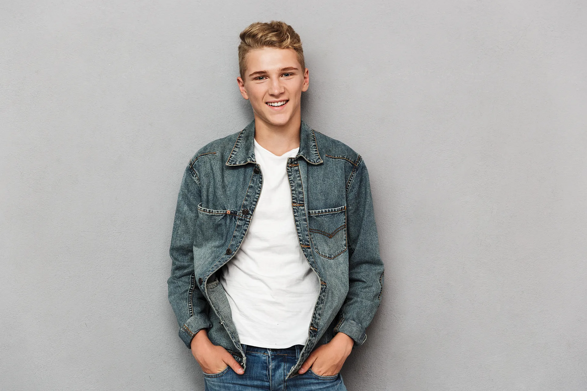 Lächelnder junger Mann in Jeansjacke