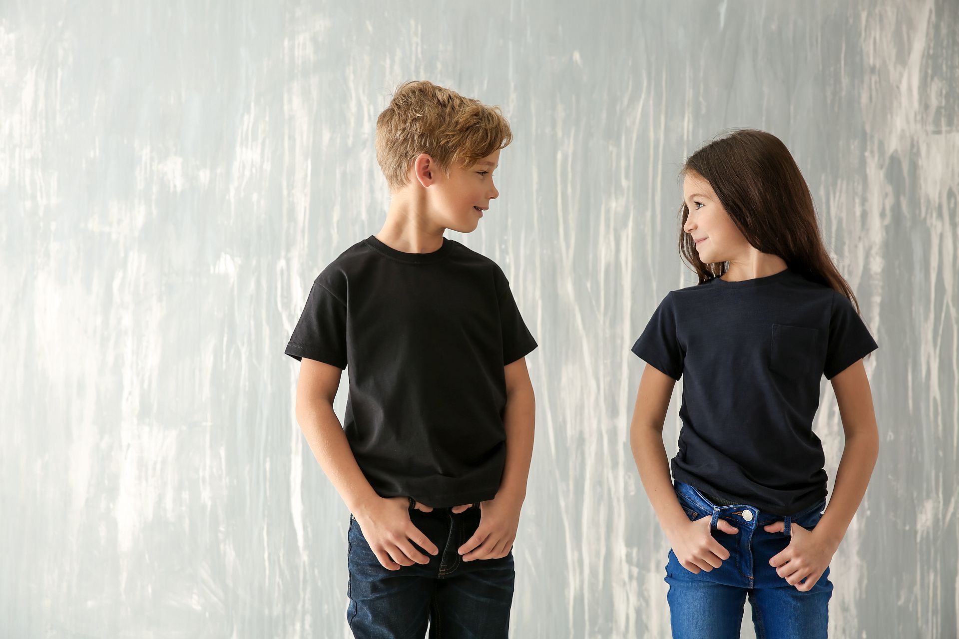Ein Junge und ein Maedchen blicken sich an