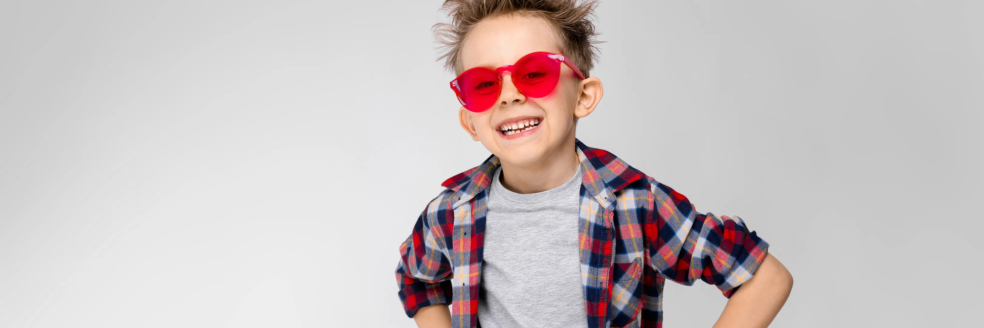 Junge mit roter Sonnenbrille und Karohemd