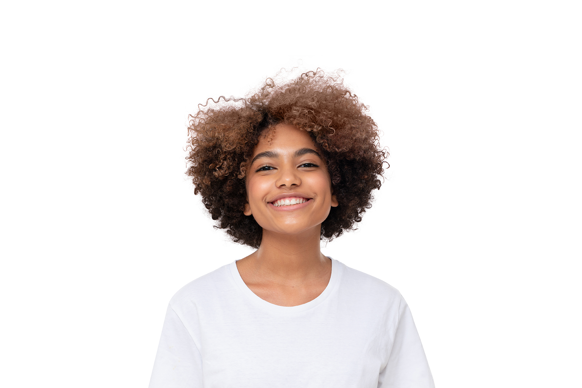 Junge Frau mit lockigem Haar lächelt.