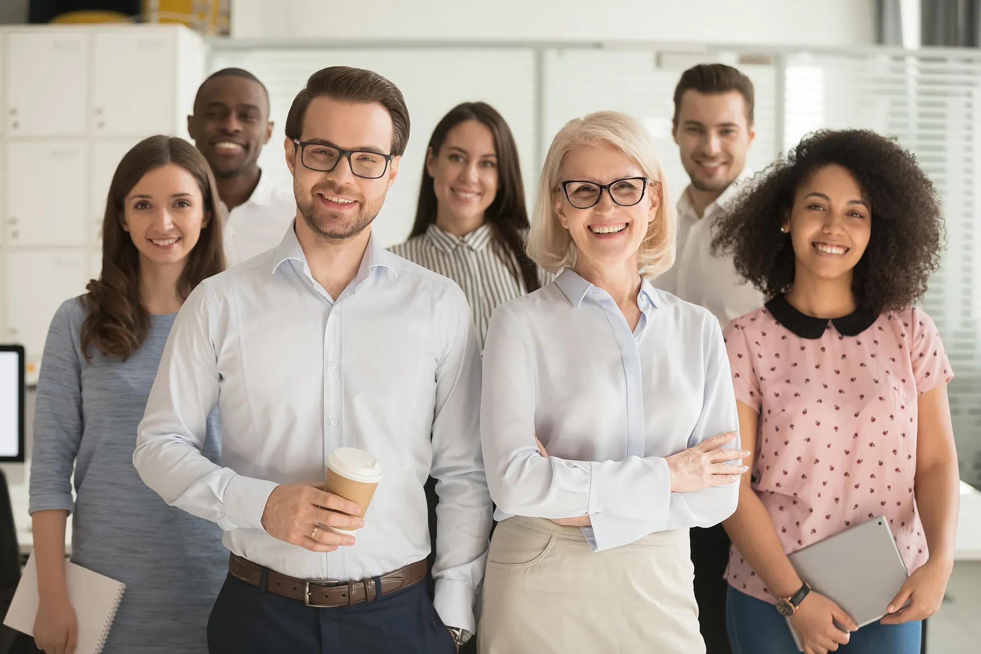Diverse lächelnde Geschäftsleute im Büro